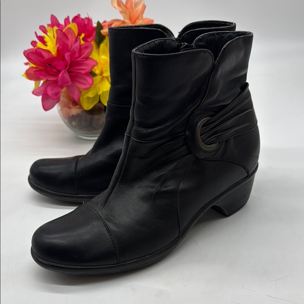 Clarks Black Ankle Boots with Ring Accent Size 8.5 BAB89337A